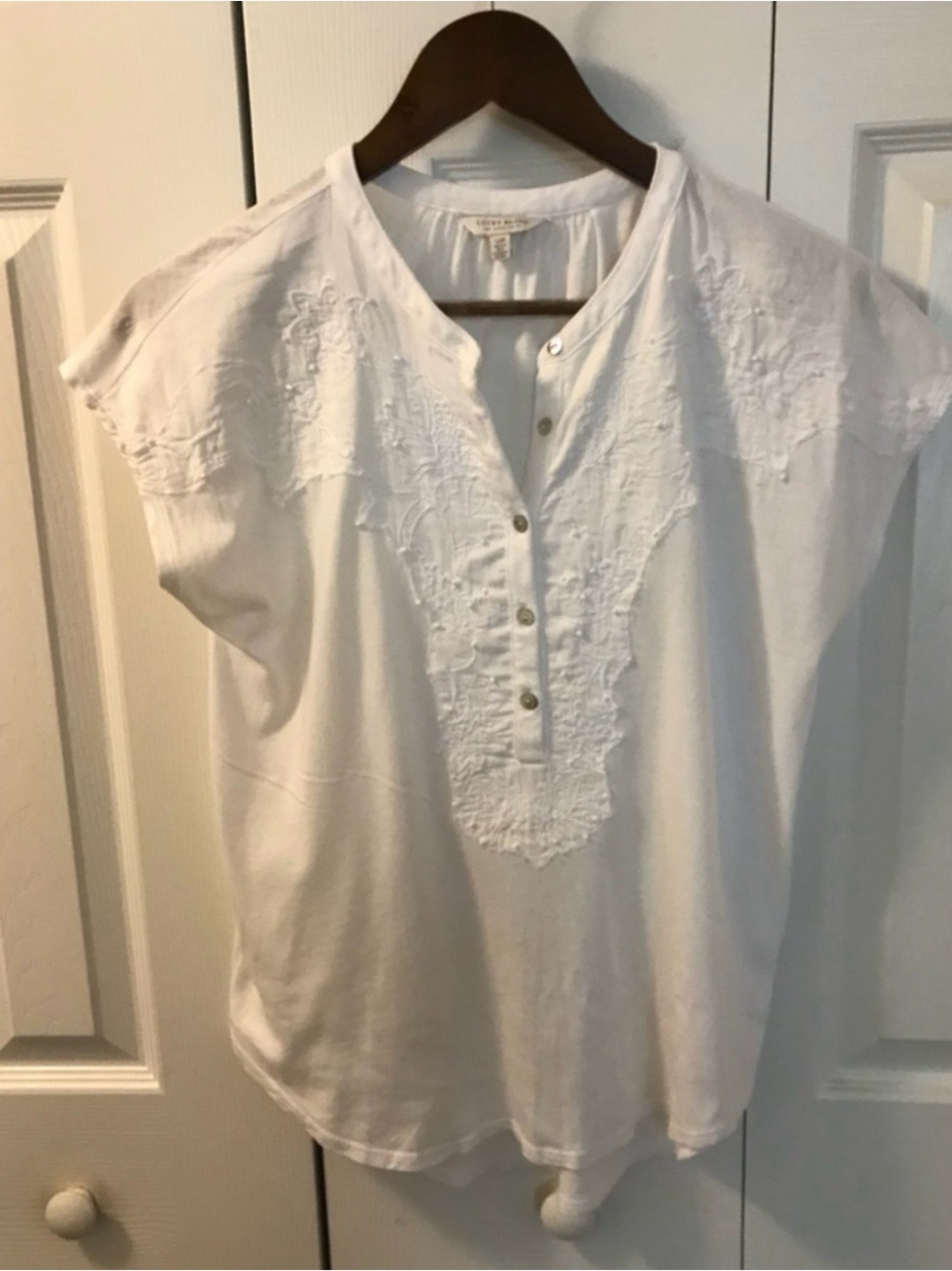 Lucky Brand White Floral Embroidered Henley Top Size Small/P